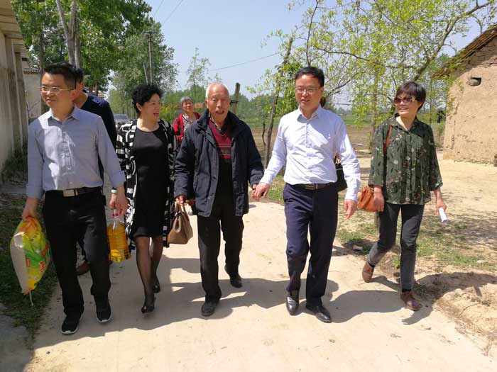 市中醫(yī)院走訪慰問(wèn)貧困戶 真情關(guān)愛(ài)助扶貧