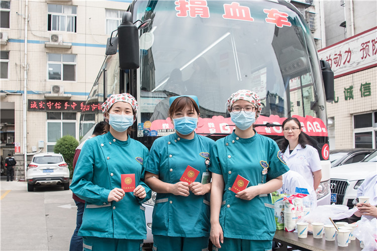 獻(xiàn)出熱血，共享生命——信陽(yáng)市中醫(yī)院組織開(kāi)展無(wú)償獻(xiàn)血活動(dòng)