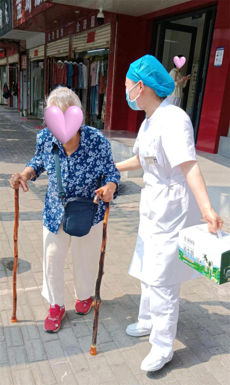 扶老助弱，這名護(hù)士的舉動暖人心