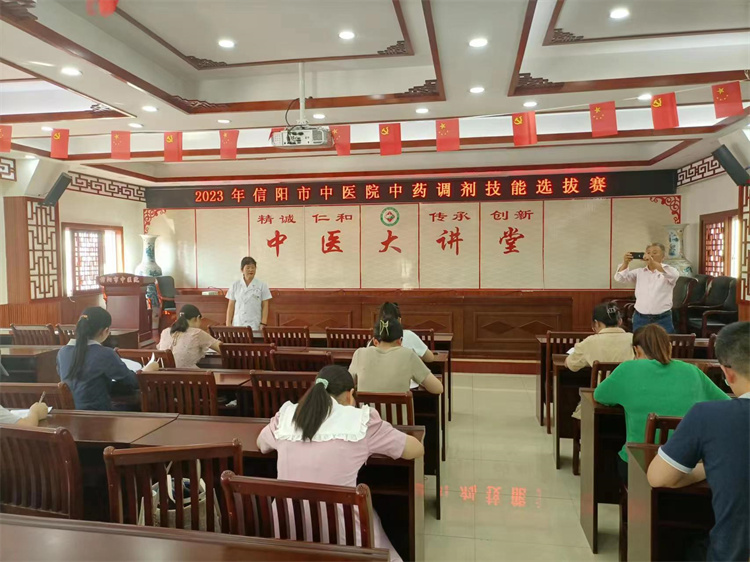 鑒藥材、調(diào)中藥，信陽(yáng)市中醫(yī)院錘煉藥師服務(wù)技能